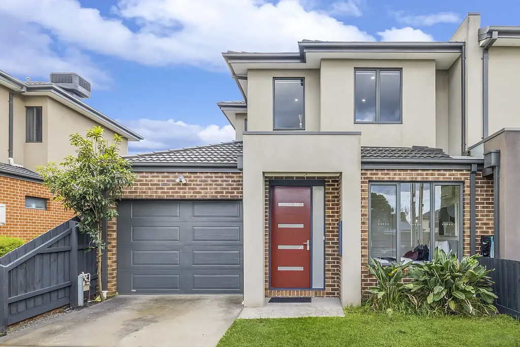 Oakleigh East 3Moenga Northern Townhouse Ease in a Peacefully Walkable Monash Precinct