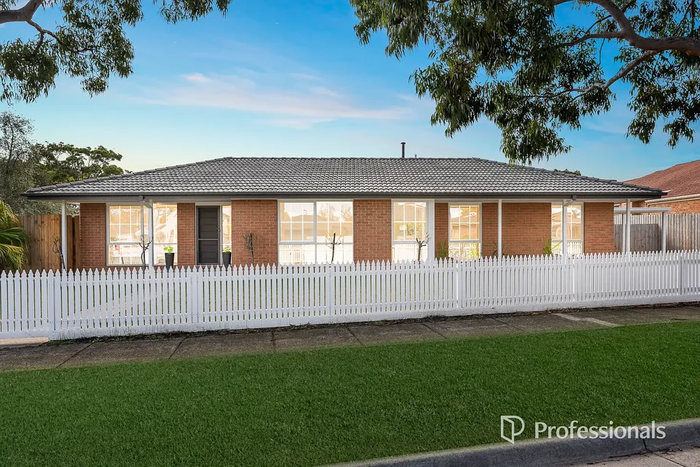 Rowville 4房 宽敞628㎡地块 私密宁静庭院 Kaboodle新厨房 桉木地板 朝北后院 四卧套间 Brivis冷暖 全屋LED 车棚停车位 步行商圈学校 Stylish Single-Level Home with North-Facing Backyard & Prime Location