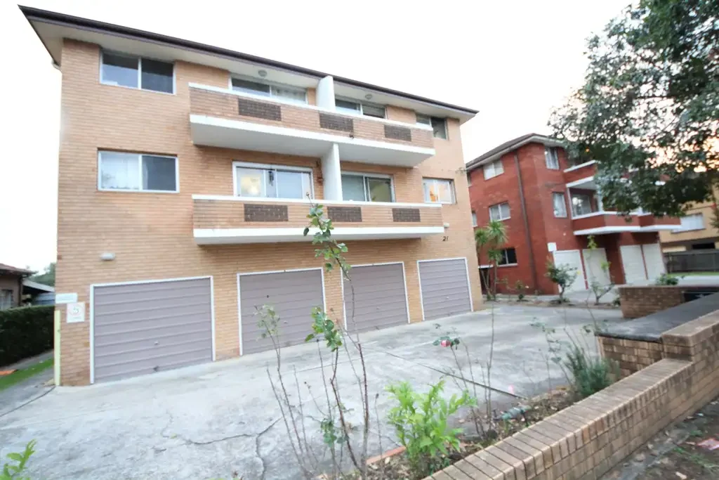 2 bedroom unit with lock up garage