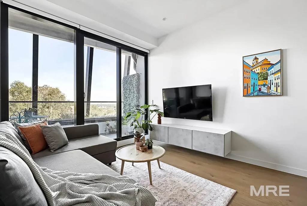 Elevated Living in Ivanhoe's Premier Address