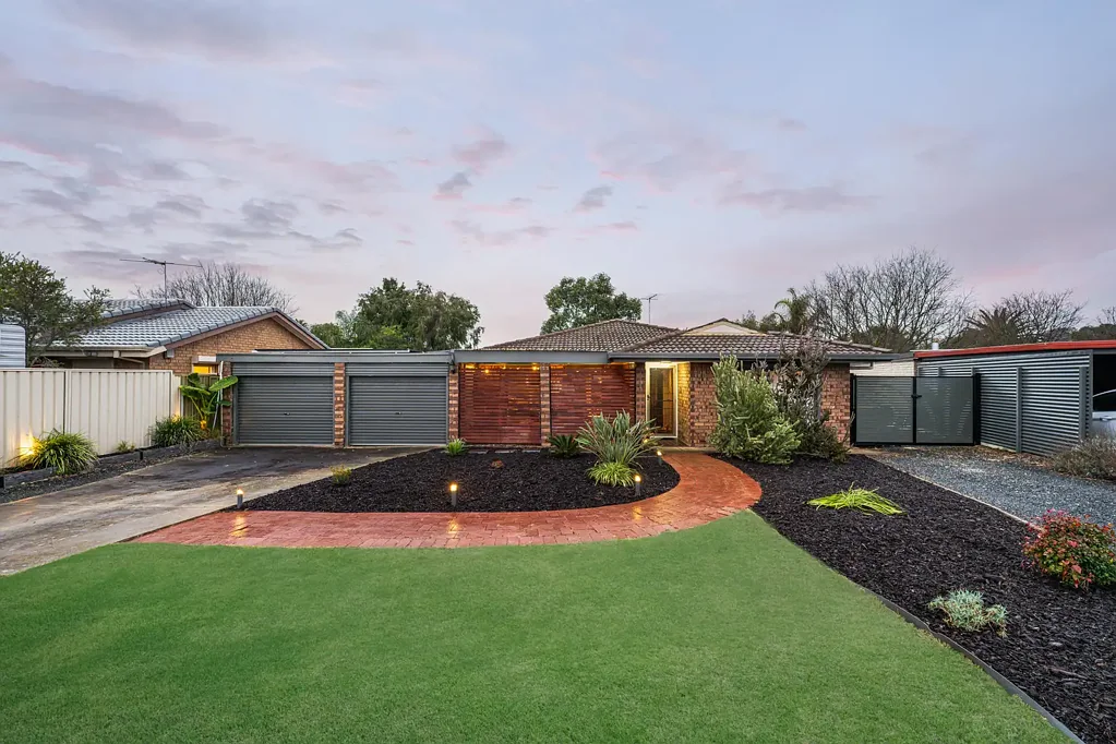 Surrey Downs 3Zimmer A Big Backyard, a Pool and Room to Entertain