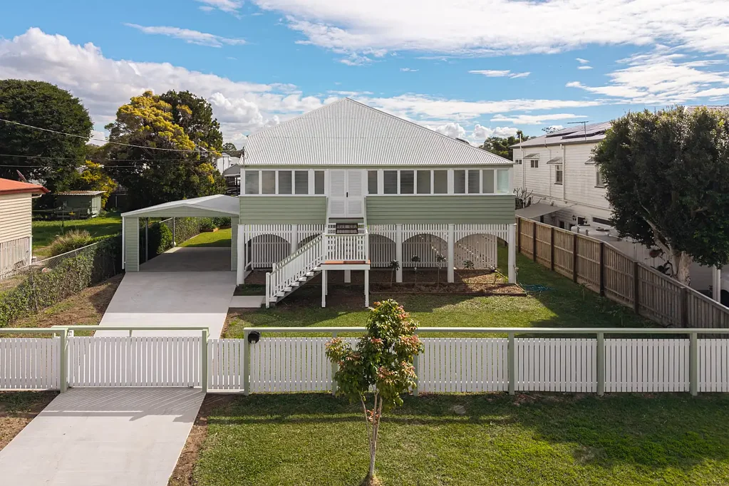 Deagon 3房 永恒的昆士兰风格优雅，坐落于宽敞的家庭宅地 Timeless Queenslander Elegance on Expansive Family Grounds