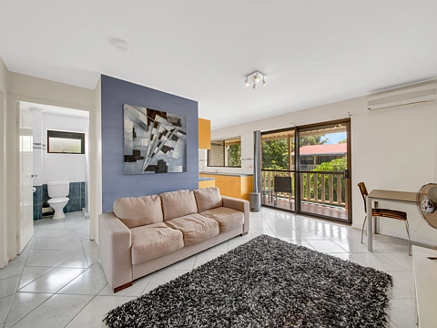 FURNISHED UNIT IN GLADSTONES CBD