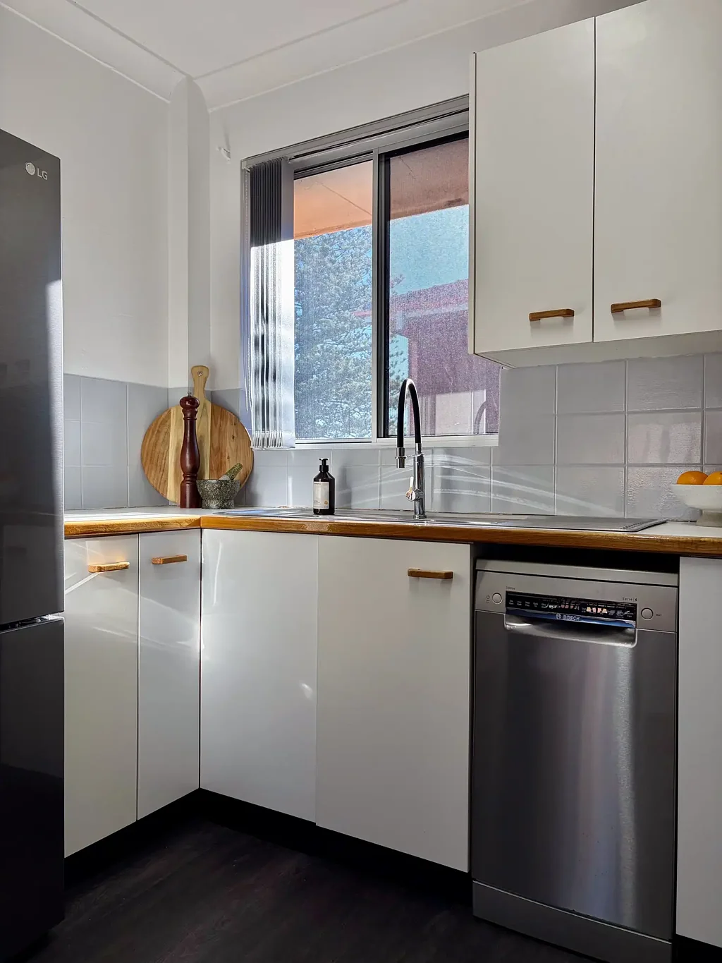 Perfect lifestyle, short walk to shops, cafes, Darby street and beaches.