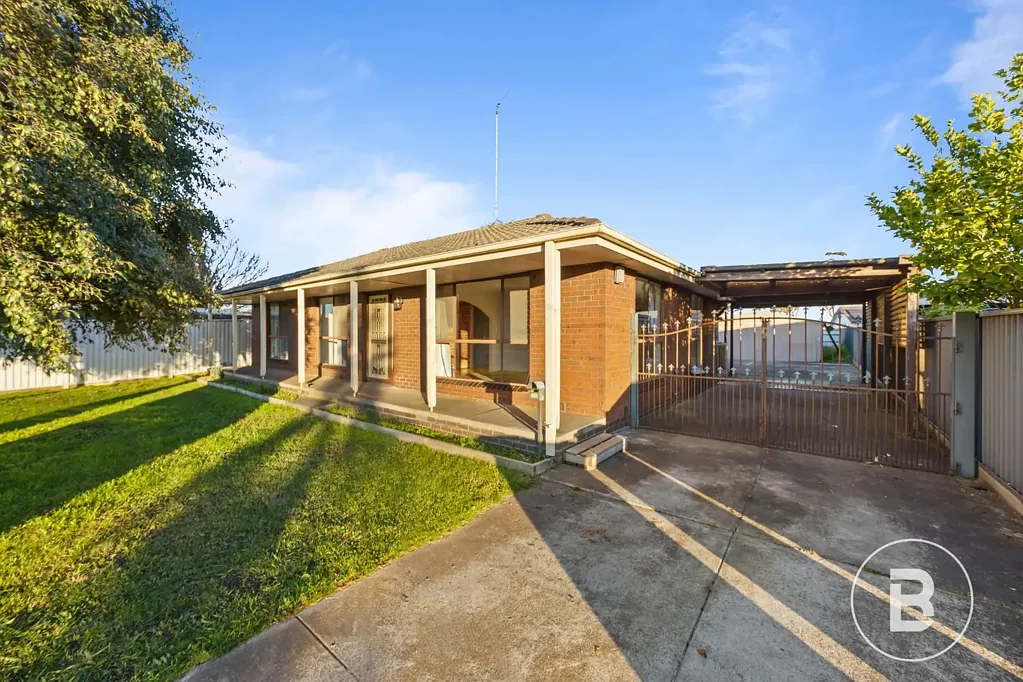 SPACIOUS FAMILY HOME ON A LARGE BLOCK