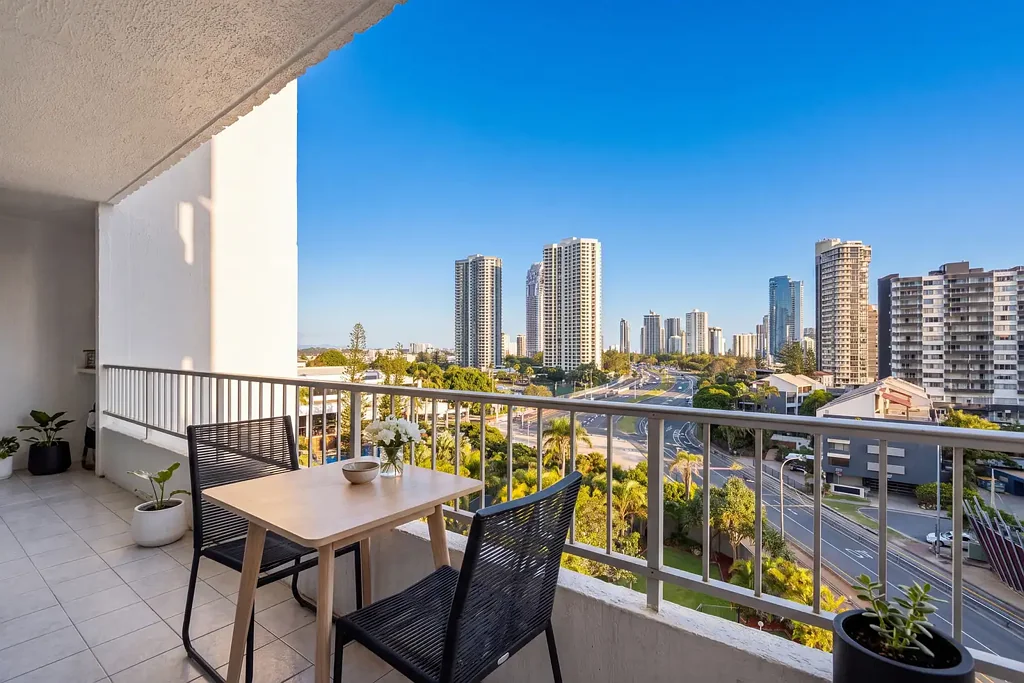Surfers Paradise 2房  Act Fast | Refurbished Coastal Beauty 200m from the Beach