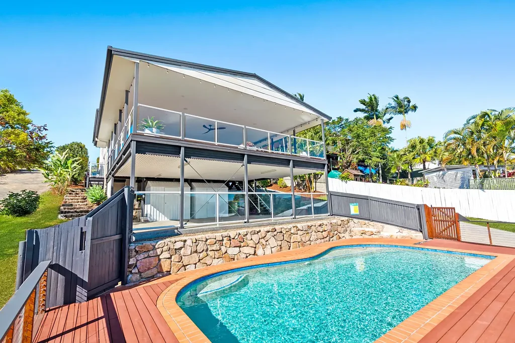 Tugun 4 Bedroom Hilltop Elegance with Coastal Convenience