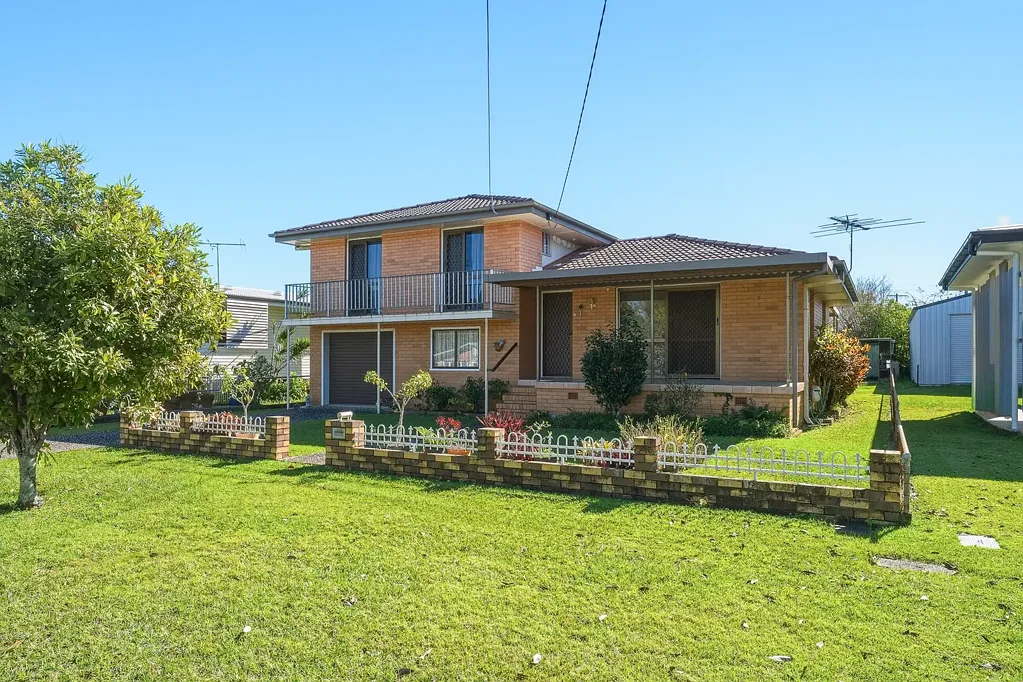 Clontarf 3房 自1968年以来由一个家庭珍爱 – 宽敞错层式住宅，占地564平方米 Loved by One Family Since 1968 – Spacious Split-Level Living on 564m²