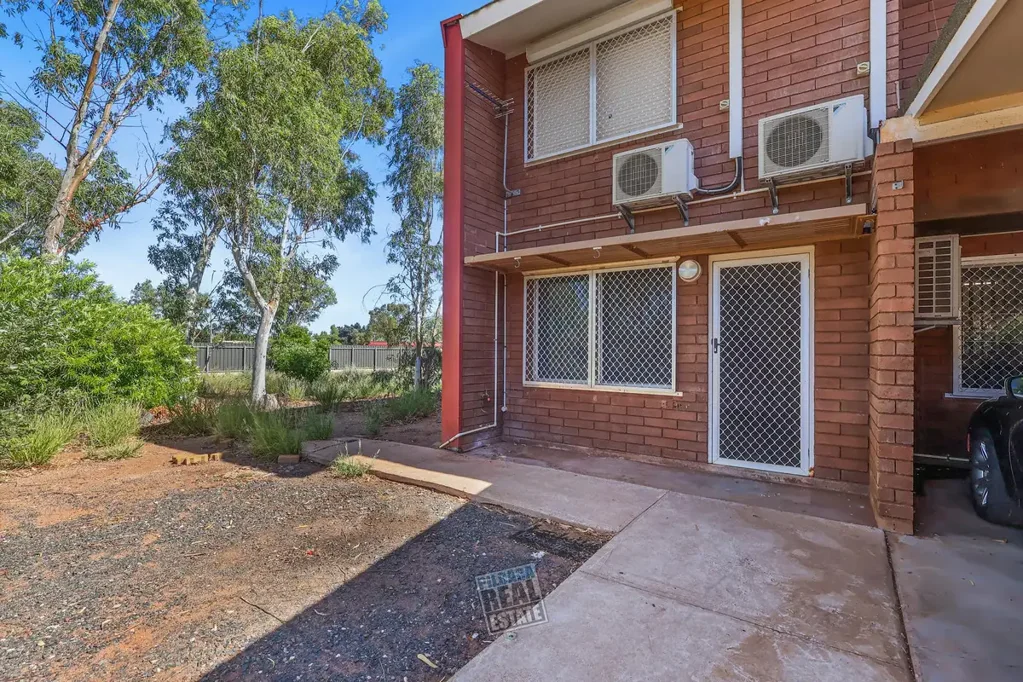 Bulgarra 3 Bedroom Terrific Townhouse just a stroll to Backbeach