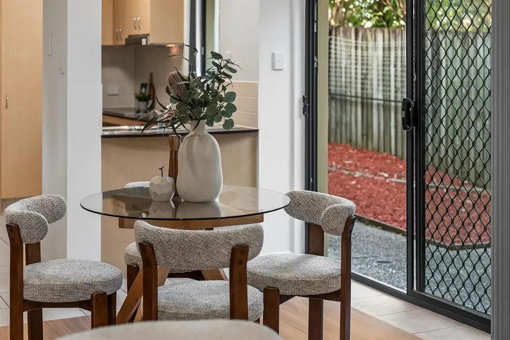 Greenslopes 3બેડરૂમ Private, Stand-Alone Townhouse in a Convenient Greenslopes Location