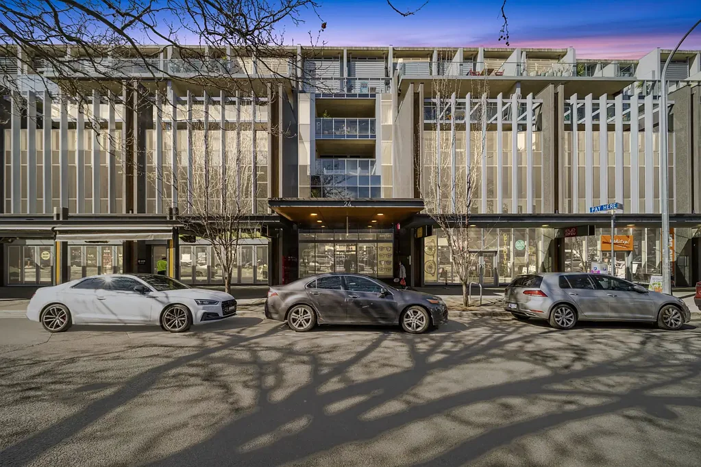 Braddon 1房  Modern Industrial style Mode 3 Apartment with oversized 27m2 car space.