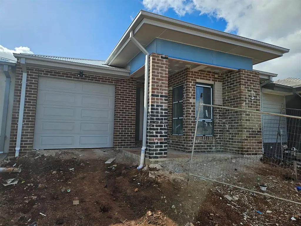 Cobblebank 4 Bedroom Stunning Modern Family Home close to upcoming hospital and school