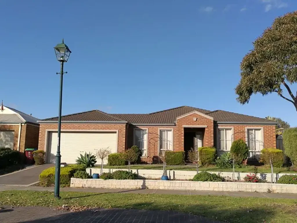 LOVELY HOME IN PERFECT LOCATION!!