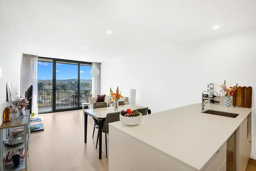 2-Bedroom Apartment with Mountain Views in Lyneham