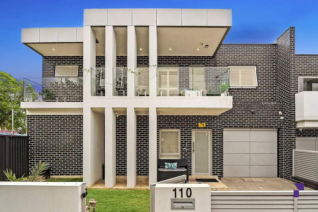 Punchbowl 4कमरा Full-brick residence delivers a showcase of quality and craftsmanship