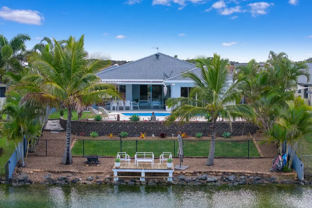 Eli Waters 4침실 LUXURY COASTAL LAKESIDE LIVING!