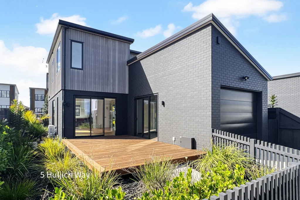Hobsonville 3 Slaapkamer Stand-Alone Luxury Living - Vendor Says SELL!