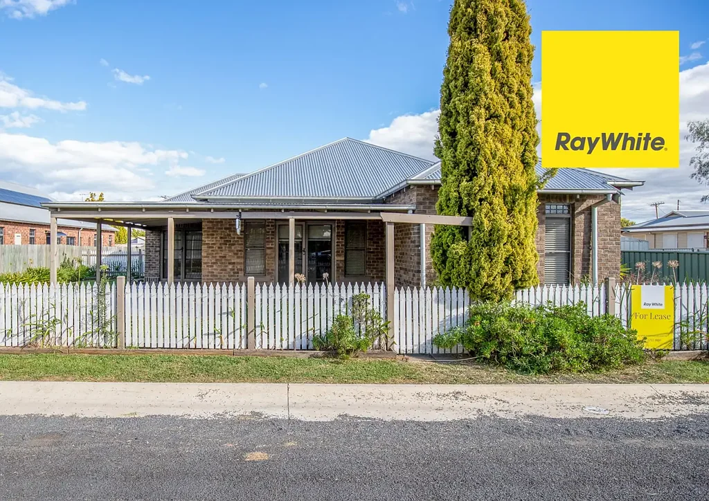 BEAUTIFUL BRICK HOME ON ROSS HILL
