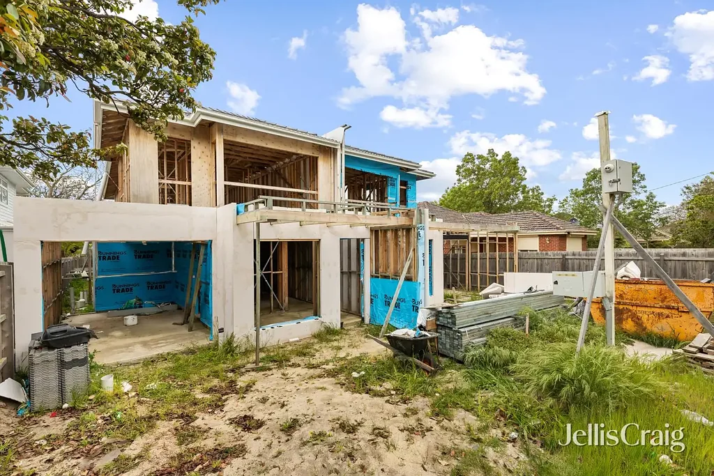 Bentleigh East 定制重建潜力 601平米阔地 东西朝向 公交便捷 家学为邻 社区友好 设施齐全 Sought after land with an unfinished proposition