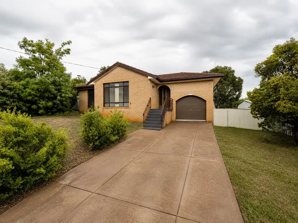 FAMILY HOME IN DUNEDOO