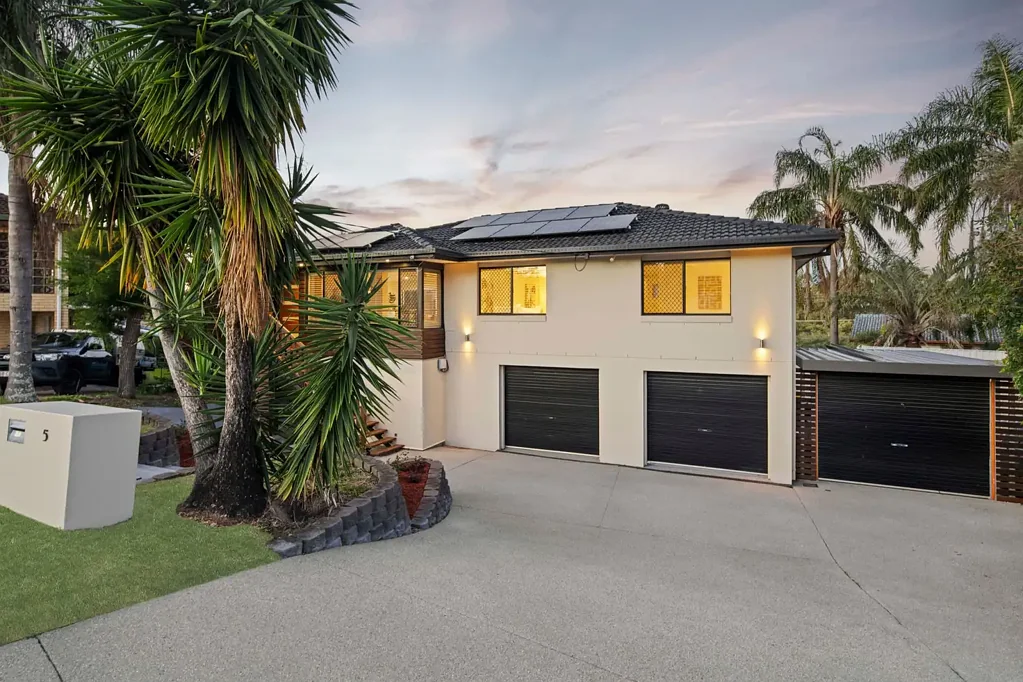 Birkdale 3 Slaapkamer Renovated Bayside Family Home with Pool, Space & Style