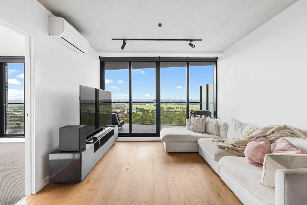 Footscray 2房 壮丽赛马场景 落地窗采光充沛 独家住户泳池健身房 社区配套丰富 步行生活便利 Exceptional Views. Exceptional Living.