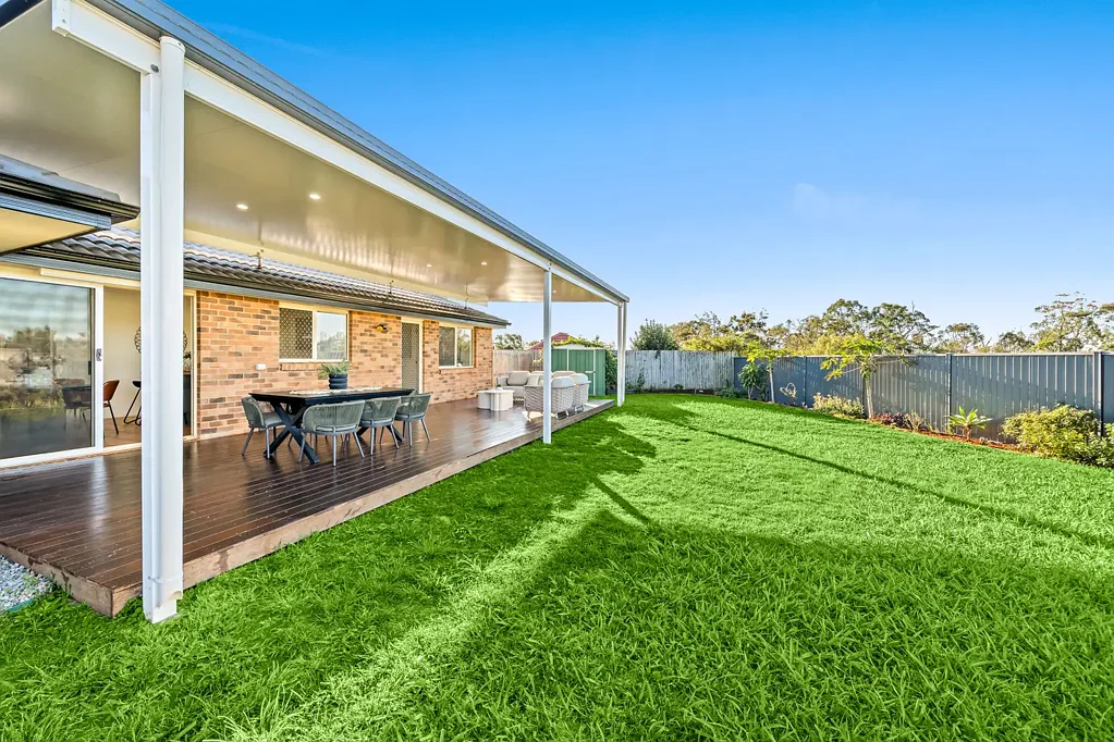 Runcorn 4房 翻新砖瓦住宅 500㎡地块 私密前沿 广阔庭院 浅色木地板 柔和奶油墙 自然采光充沛 高品质定制厨房 主卧带凸窗 步行至学校&公交站 Unbeatable Opportunity in Runcorn - Act Now!