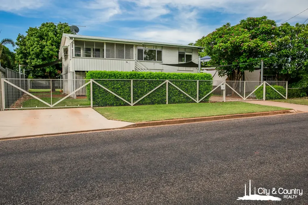 Mount Isa 3બેડરૂમ Spacious 3-Bedroom Highset with Enclosed Downstairs & Secure Yard