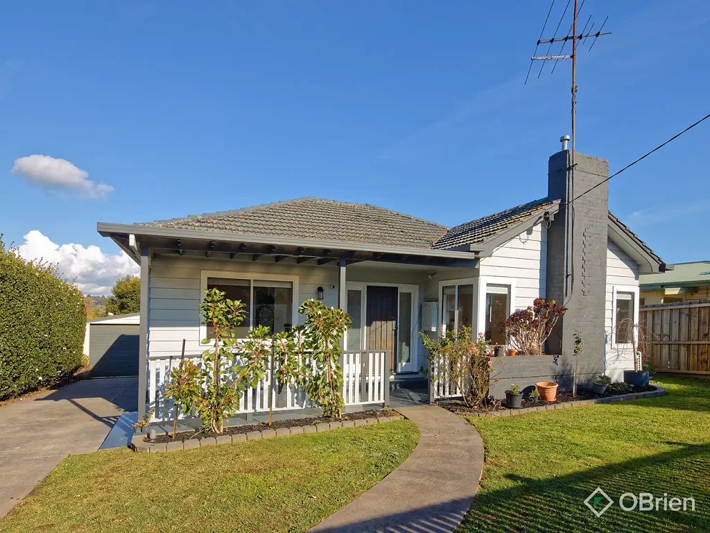 Warragul 3Zimmer Fully Renovated Classic with Shedding, Views & Walk-to-Town Convenience