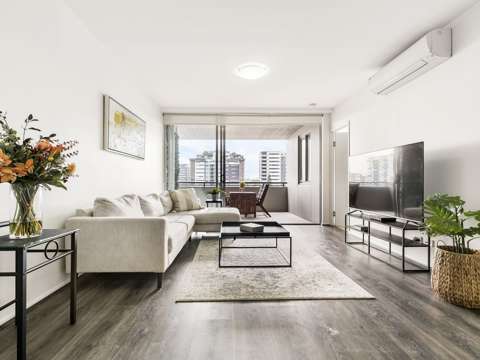 Woolloongabba 2 Bedroom Contemporary Comfort in a Thriving Location