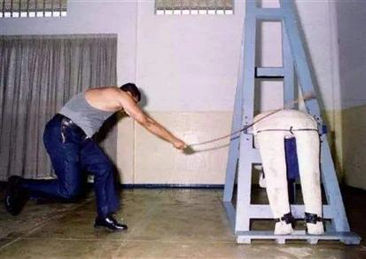 英国人在新加坡贩毒被鞭刑，两国因他起“争端”