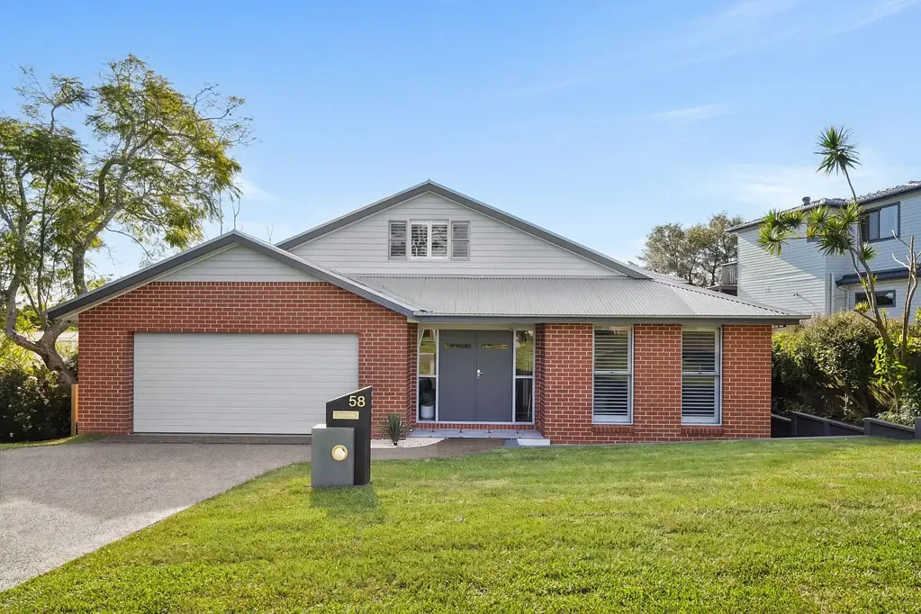 New Lambton Heights 5 Slaapkamer Luxurious Family Living with Designer Finishes & Bushland Serenity