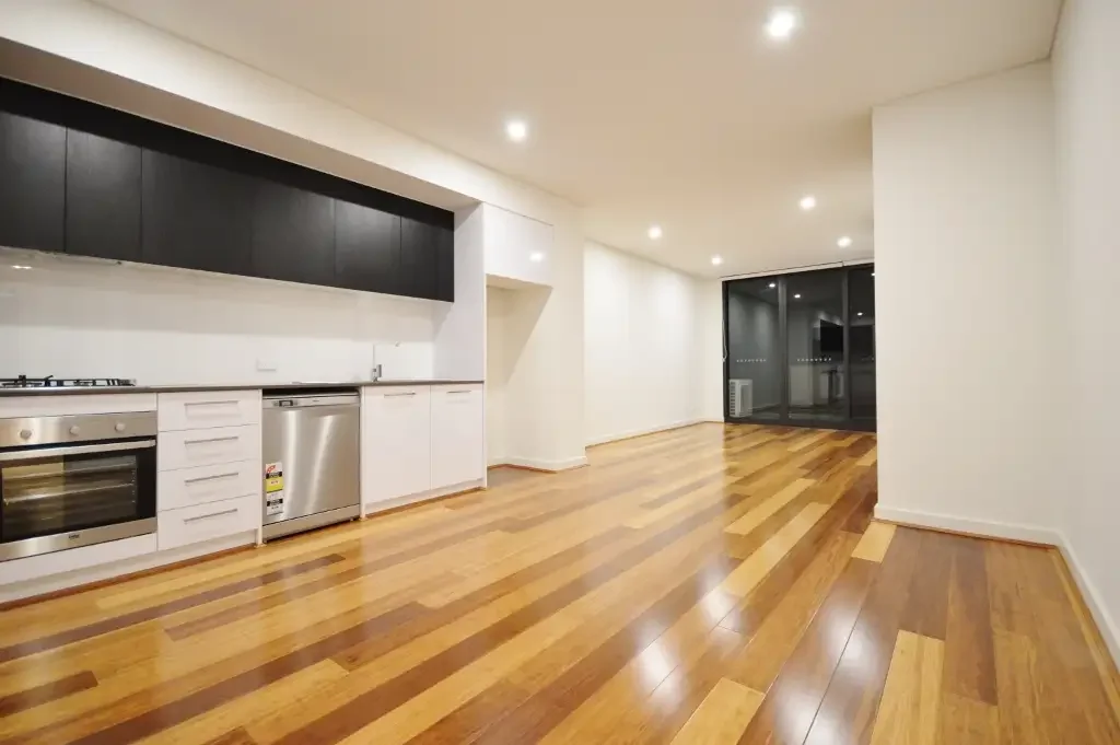 STUNNING NEAR NEW TOP FLOOR APARMENT