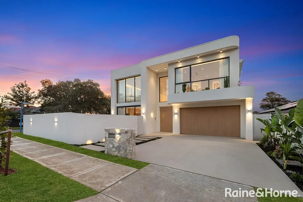 Kingsgrove 5房 全新卓越品质的建筑住宅 Brand New Luxury Home l Convenient Corner Block Setting