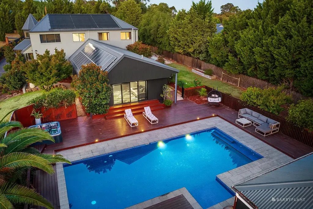 Warrandyte 5कमरा Elite lifestyle living in an exclusive Warrandyte pocket.