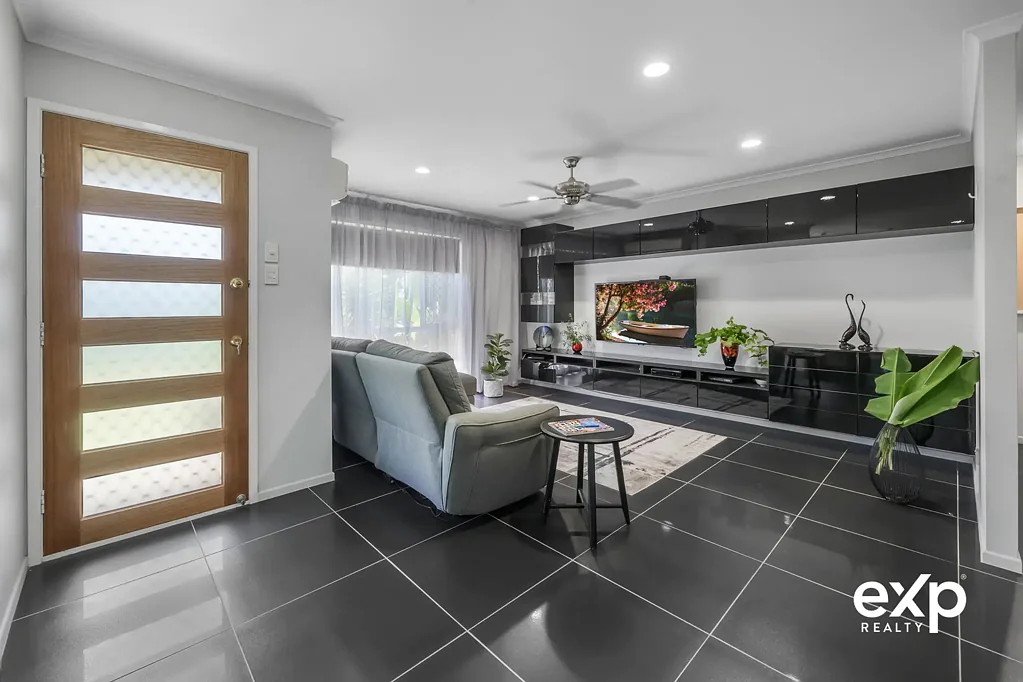 West Mackay 4房  Family Living with Style, Space and a Bonus Granny Flat