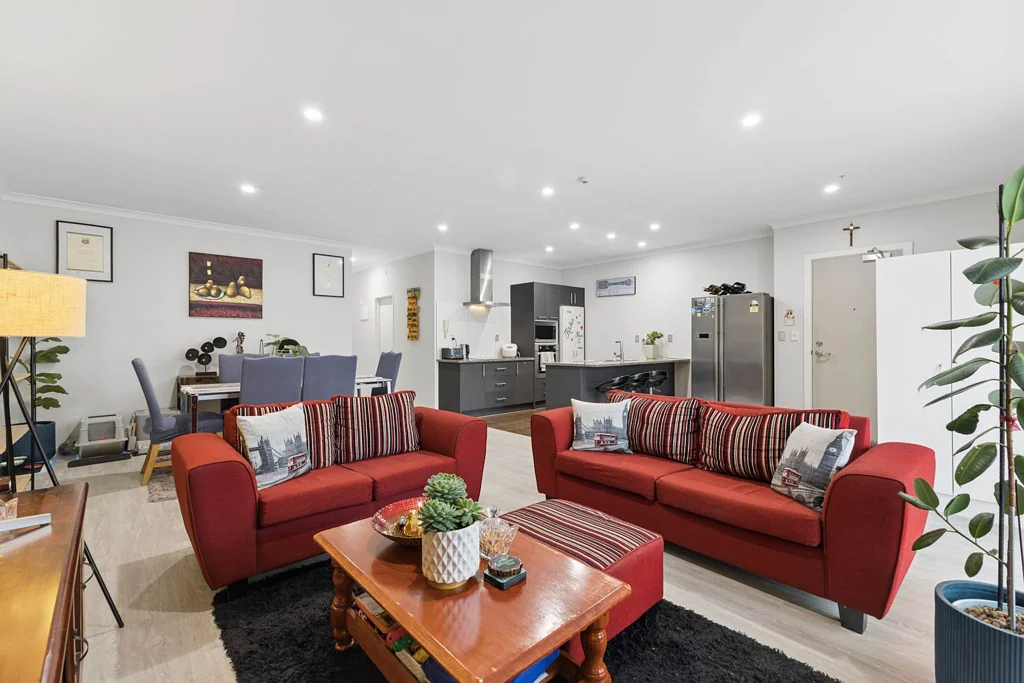 Flat Bush 3 Slaapkamer Corner Apartment - Refreshed & Ready to Impress!