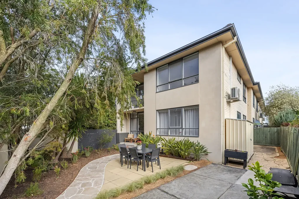 Caulfield South 2ਬੈੱਡਰੂਮ House-Like Living with Private Frontage & Garden Appeal