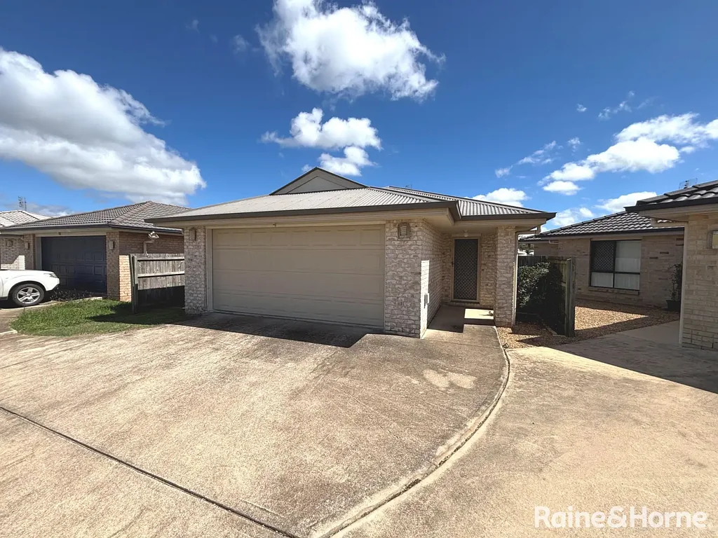 Kingaroy 4ห้องนอน Freestanding Brick home on 414m2.