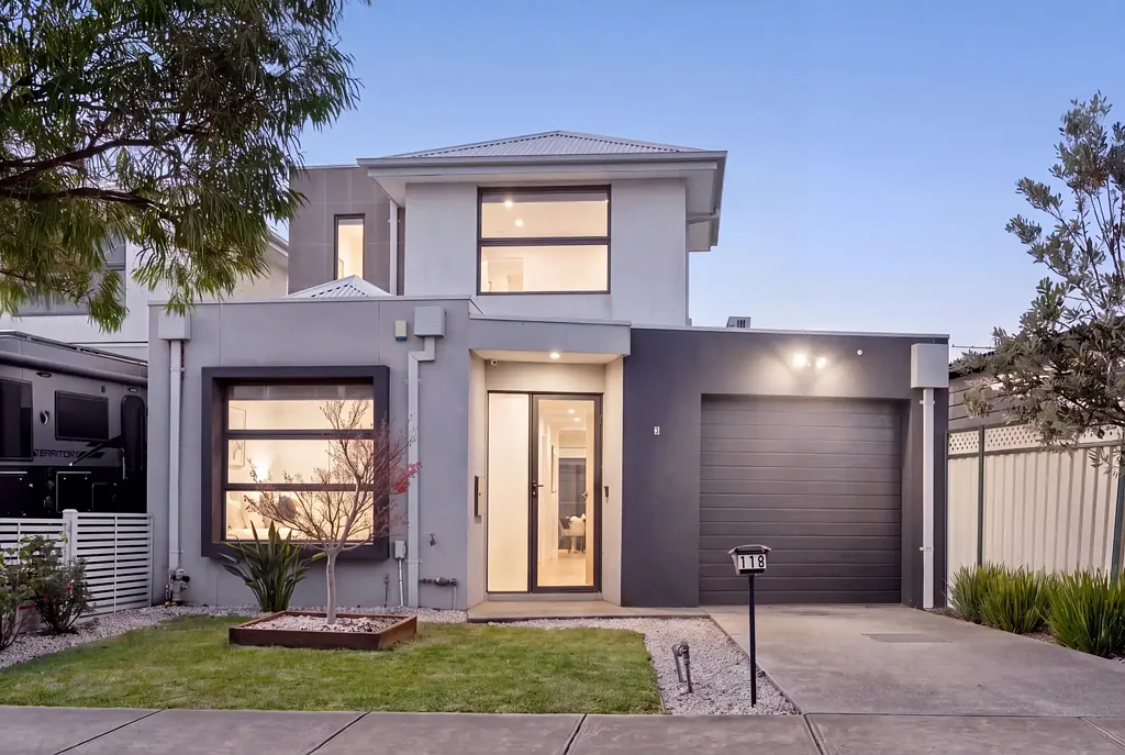 Newport 3બેડરૂમ Fireside Living on a Blossom-Lined Street