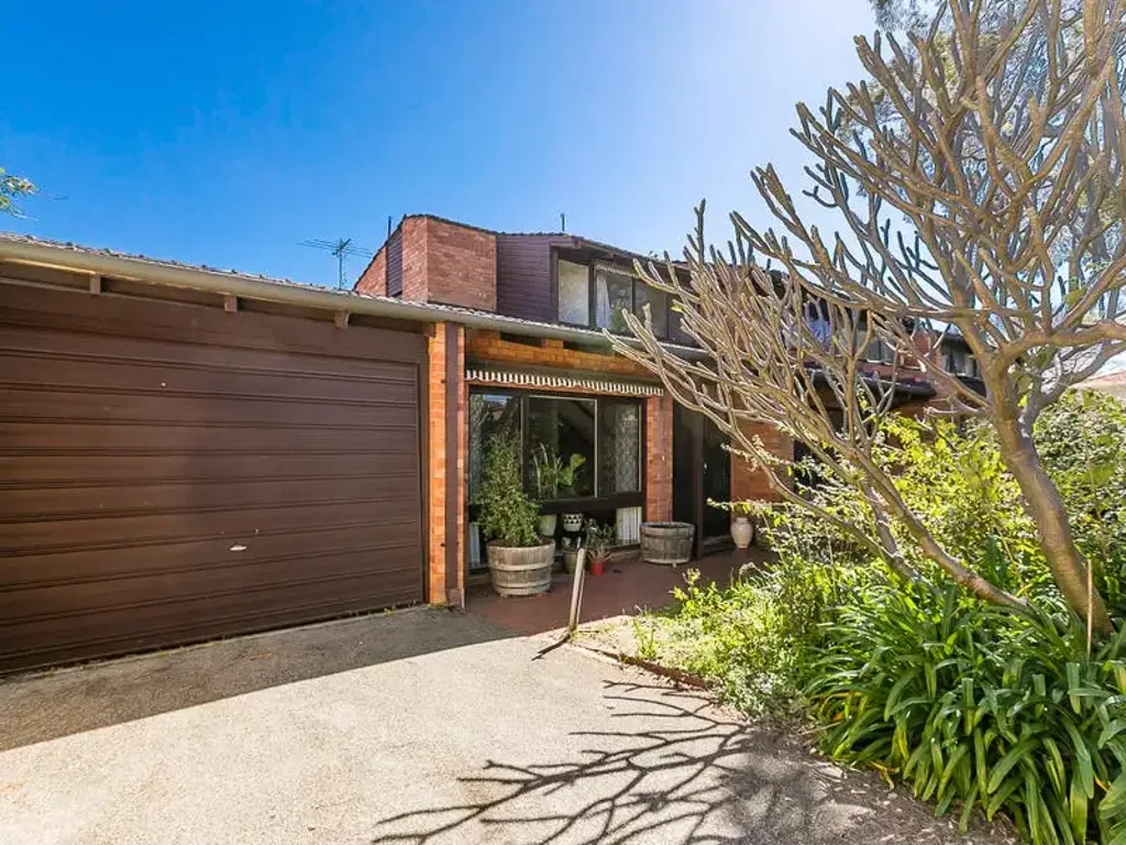 Leafy Claremont Haven – Spacious Townhouse Close to River, Shops & Schools