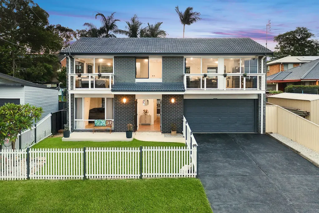 Gwandalan 3chambre Family home moments from the lake with in-ground pool