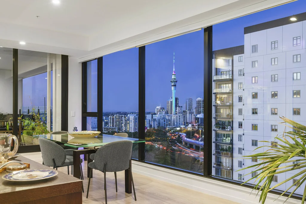 Freemans Bay 2房 12层高空都会桃源！室内玻璃书房灵活多变，俯瞰海港与Mt Eden葱茏绿意，尊享顶级共享设施！ Spacious 186 sqm city sanctuary