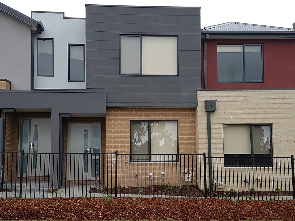 Walking Distance to Hume Anglican Grammer and Bus Transportation!