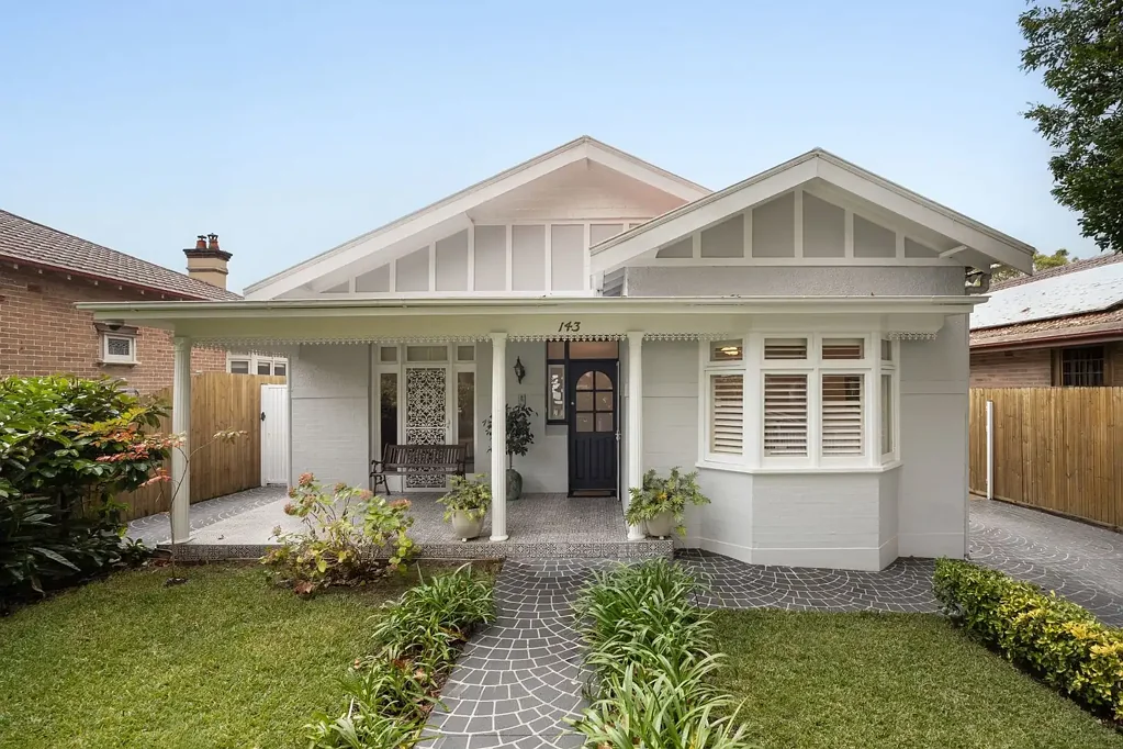 Strathfield 4कमरा Refined family living in a prestigious Golden Mile enclave