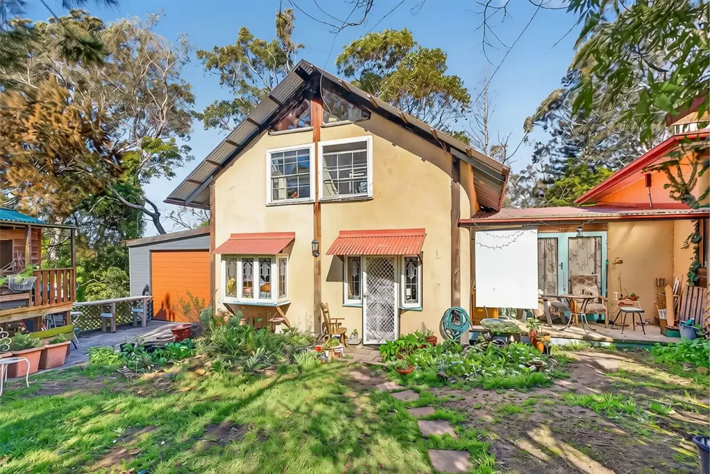 Hazelbrook 6房 坐落于宽敞地块的多功能家庭生活 Versatile Family Living On An Expansive Block