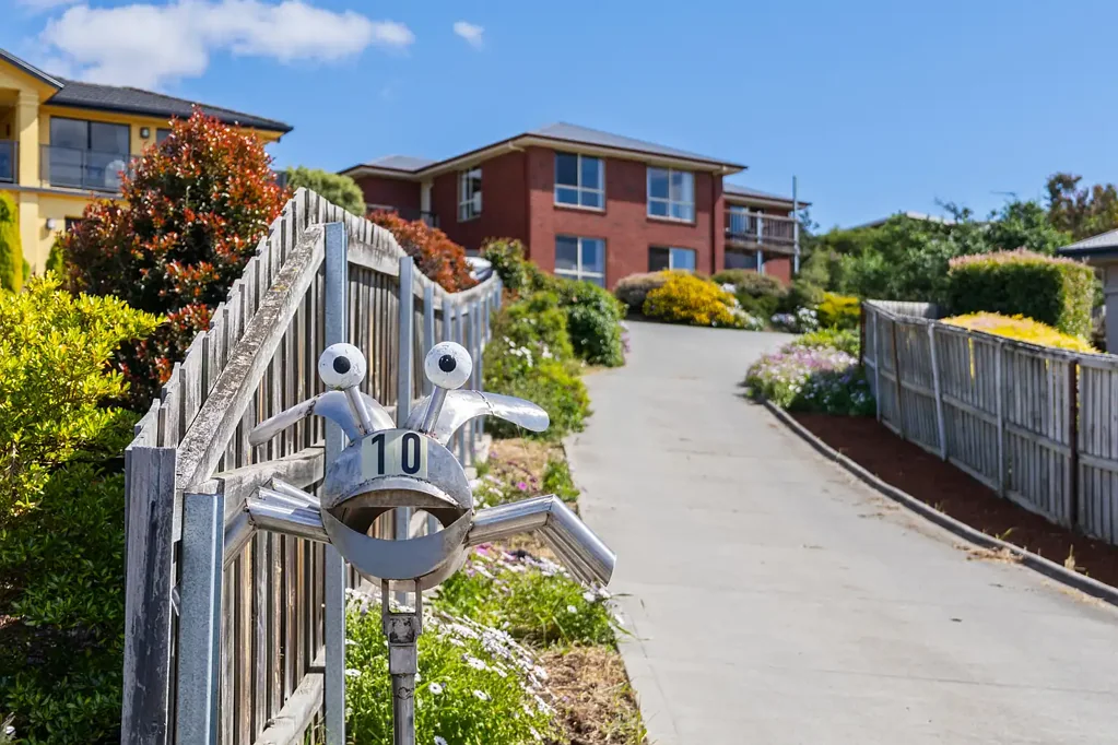 Austins Ferry 6Kwarto Substantial Split Level Abode & River Views!