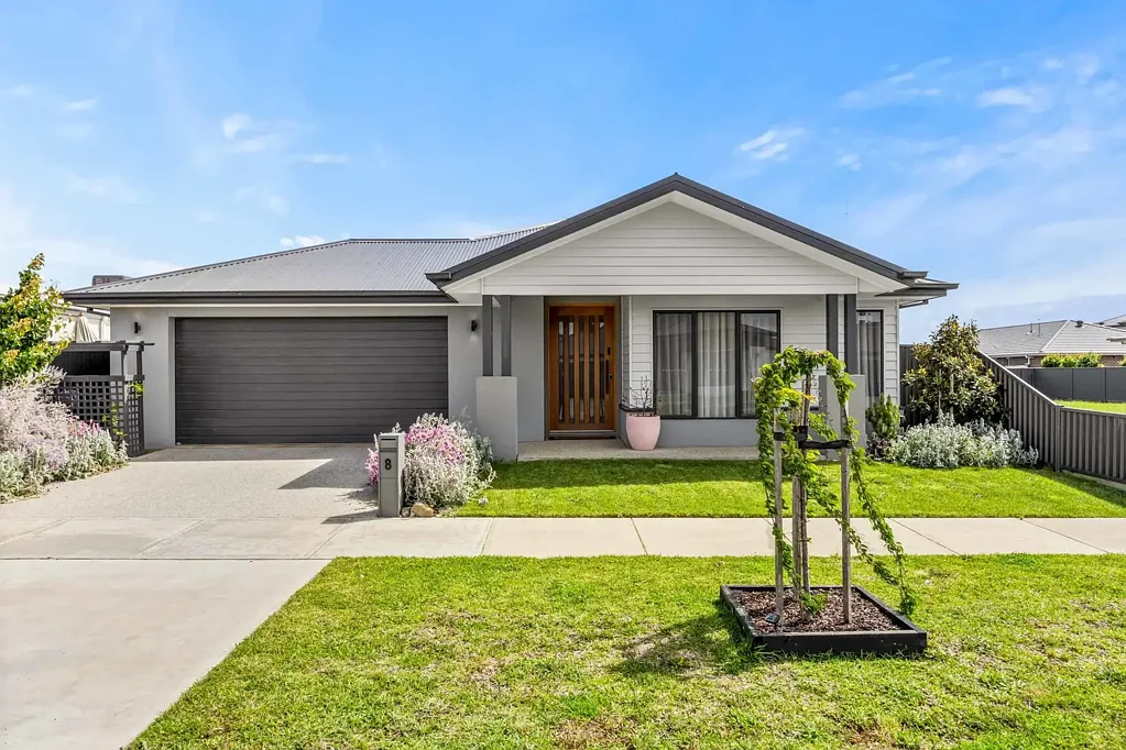 8 Grainger Parade, Lucas, VIC 3350