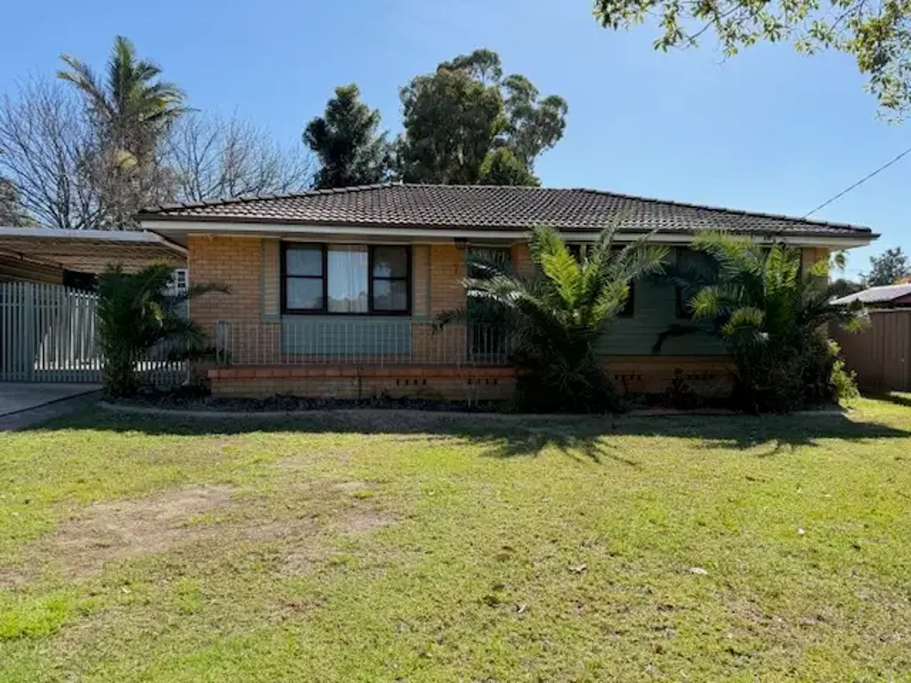 Neat & tidy 3 bedroom brick veneer home!