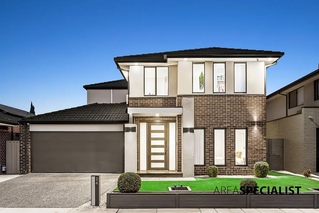 Lyndhurst 5房 双层住宅优雅现代 时尚地板瓷砖 自然光充沛 多功能生活区 主套房豪华套间 美食厨房高端电器 户外花园娱乐场所 可持续智能水太阳能 便捷交通枢纽 安全系统充电器 Resort-Style Luxury in a Prestigious Location